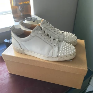 ⚪️Christian Louboutin⚪️ - Tja! Säljer nu dessa stiliga o fräscha Christian Louboutin skor i storlek 42,5. Allt og ingår inklusive låda, tags, extra spikes och äktehetsbevis (se sista bilden). Skick 8/10 undersulan har några små märken. Pris går att diskuteras!!