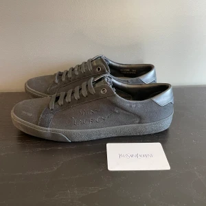 Saint lauren skor - Säljer nu dessa ritkigt feta saint lauren skor i väldigt bra skick🌟 storlek 39,5 ✨   Skriv vid frågor eller funderingar 