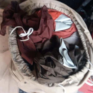 Retro tält sex personer 1970-1980 talet . - Retro tält sex personer 1970-1980 talet och med två innetält uppdelat för tre personer i varje sovdel.förtält ,golv,pinnar .färg brunt och brandgult.fullt användbara i bra skick och skickas ej och hämtas i Skene .