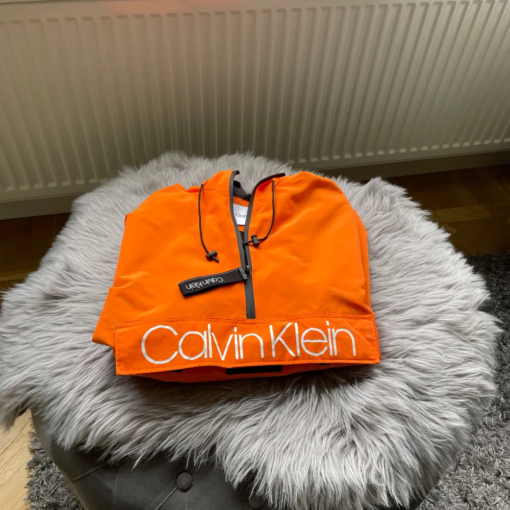 Fin, trevlig, vacker, unik, underbar och näst intill oanvänd Calvin Klein jacka!!   Hör av er vid intresse . Jackor.