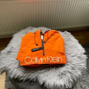 Calvin Klein - Vindjacka  - Fin, trevlig, vacker, unik, underbar och näst intill oanvänd Calvin Klein jacka!!   Hör av er vid intresse 