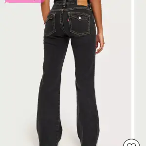 Superfina lowwaist bootcut jeans från Levi’s! Använda fåtal gånger och är i nyskick. Storlek w27/L32! Nypris ca 1500kr, mitt pris 800 pris kan diskuteras 🥰
