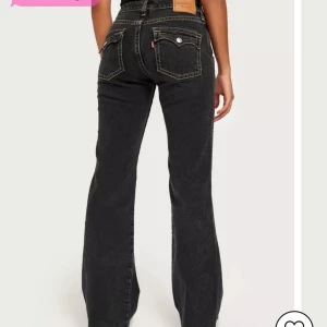 low waist bootcut jeans - Superfina lowwaist bootcut jeans från Levi’s! Använda fåtal gånger och är i nyskick. Storlek w27/L32! Nypris ca 1500kr, mitt pris 800 pris kan diskuteras 🥰