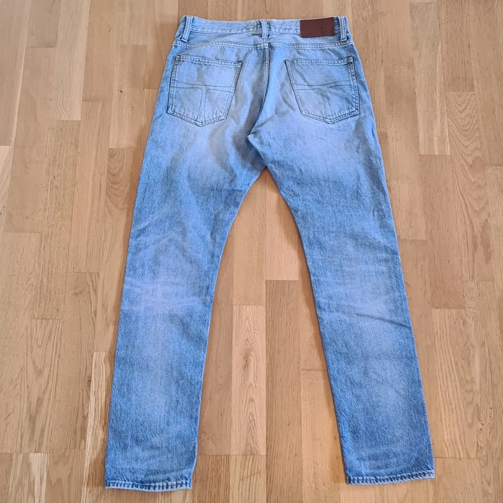 Säljer nu ett par feta Tiger of Sweden jeans, perfekt för vår/sommar🏡 | Skick: 9/10⭐️ | Storlek: 32/32 | Modell: Rocky | Pris: 499 kr (diskuterbart) Hör av er vid minsta fundering☺️. Jeans & Byxor.