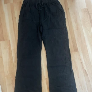 Linnebyxor  - Svarta linnebyxor från H&M, skriv för fler frågor! Endast testade 