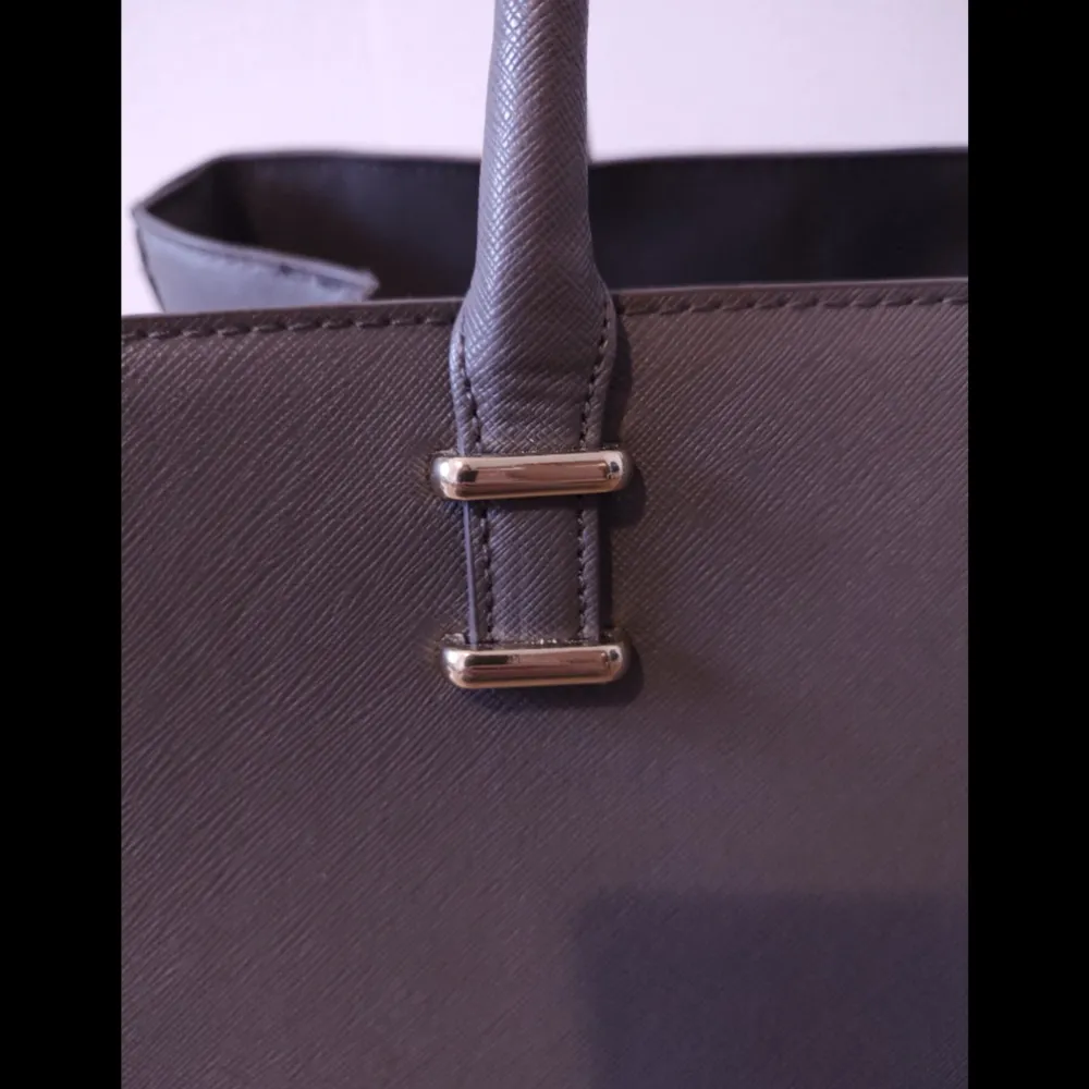 En snygg och rymlig handväska med guldiga detaljer  Passar som:   🌸 Skolväska  🌸 Handbagage  🌸 Barnfamilj  🌸Weekendbag   Avtagbar axelrem Längd: 36 cm Höjd:  29 cm. Väskor.