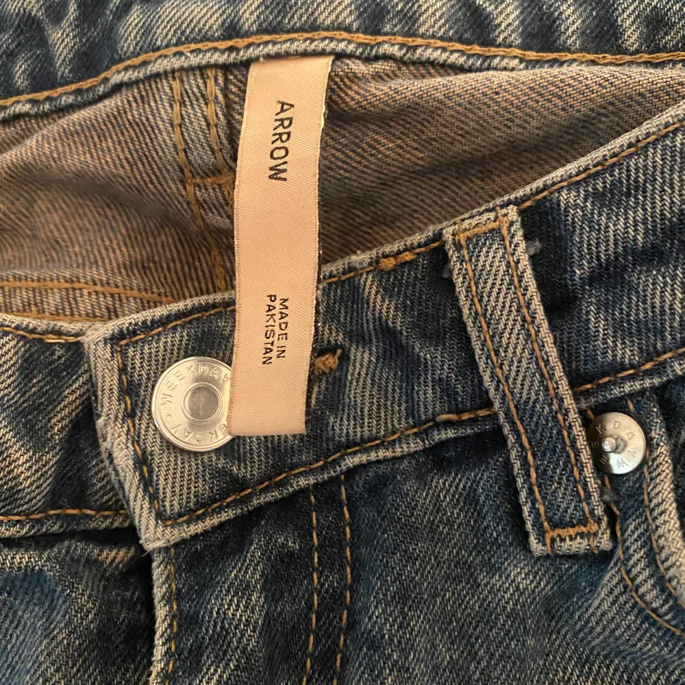 Säker dessa jättesnygga raka Weekday jeans i storlek 24/32 då de tyvärr är försmå för mig. De har en slitning där nere, se bilder men det kan man klippa bort!💗. Jeans & Byxor.
