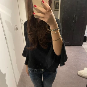 Blus - Säljer denna super fina blusen som jag köpte från sellpy, perfekt till sommaren🩷