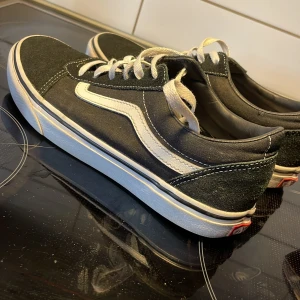 Svarta vans storlek 37 - Ett par svarta vans i storlek 37. Fint skick. Pris kan diskuteras vid snabb affär 