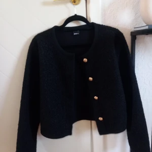 Fin jacka från Ginatricot - Mjuk och mysig jacka med fina gulddetaljer. Aldrig använd, endast provad. Storlek 36