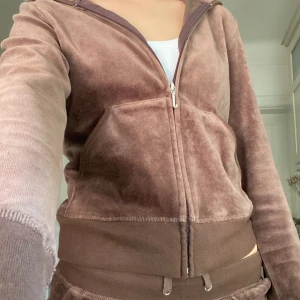 Vintage Juicy liknande tracksuit  - Säljer mitt snygga vintage juicy liknande sett! Knappt använt, Passar S och M  💫