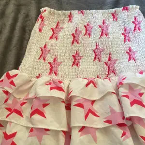 Säljer en oanvänd kjol med stjärnor på !💖