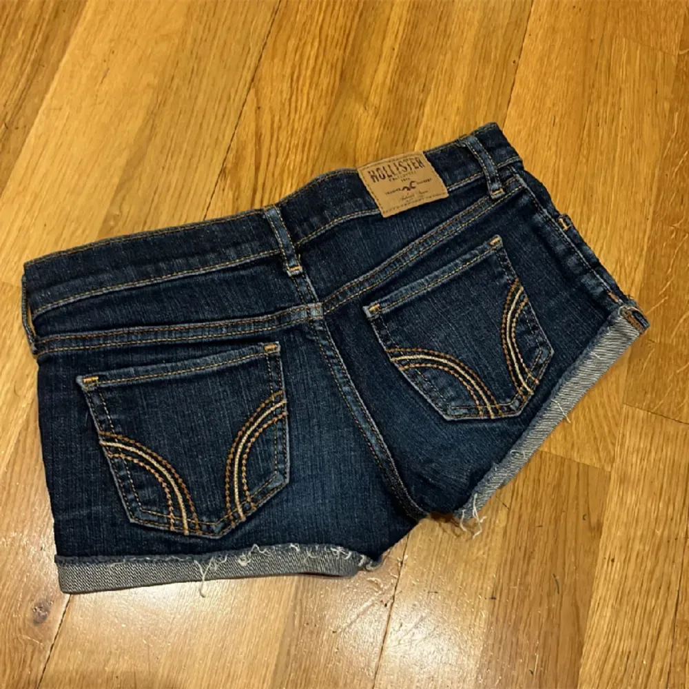 Superfina lågmidjade jeansshorts från hollister i storlek 24 runt midjan💓 aldrig använda så inga defekter eller tecken på användning💓 kom privat vid fler funderingar💕. Shorts.