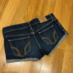 Superfina lågmidjade jeansshorts från hollister i storlek 24 runt midjan💓 aldrig använda så inga defekter eller tecken på användning💓 kom privat vid fler funderingar💕