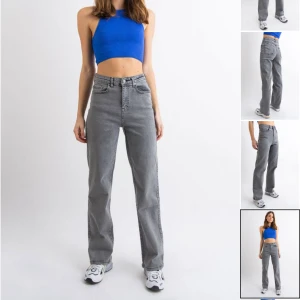 Jeans - Gråa högmidjade jeans från Madlady. De är i super skick och är i storleken 40 i längden regular.  Skriv för bilder på jeansen.  Nypris 650kr