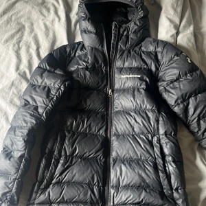 PeakPerformece jacka - PeakPerformence damjacaka , svart  (Står ej för frakt )