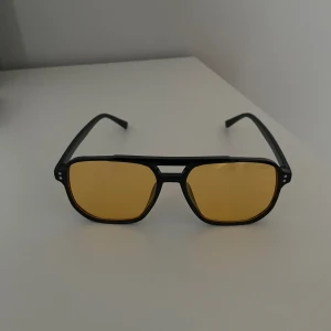 Solglasögon i toppskick!  - Ett bar solglasögon som passar jättebra till sommaren! Dem är i bra skick och passar till alla. Pris kan diskuteras! 