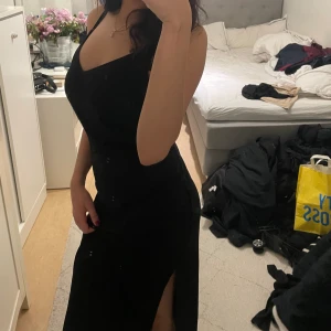 Svart klänning - Svart kläning, relativt rak. Jag har för stora bröst för att kunna ha klänningen. Relativt öppen rygg. Jag är 171, den når till fötterna. Priset kan diskuteras