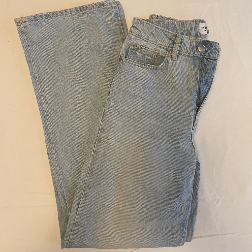 Ljusblå högmidjade jeans från lager 157 i stolek XS. Använt men har tyvärr växt ur. Dom har brodering på ena fickan. Samt en liten jord fläck längst ner på baksidan va ena byxbenet. Borde gå att tvätta bort. . Jeans & Byxor.