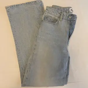Ljusblå högmidjade jeans från lager 157 i stolek XS. Använt men har tyvärr växt ur. Dom har brodering på ena fickan. Samt en liten jord fläck längst ner på baksidan va ena byxbenet. Borde gå att tvätta bort. 