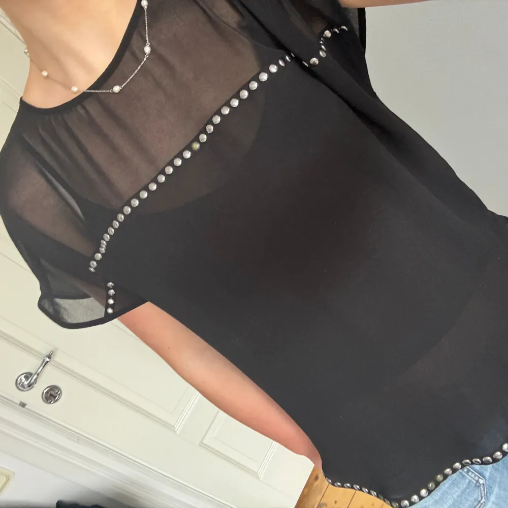Svart blus med silvernitar från HM strl S/M. Går inte att köpa längre . Puserot.