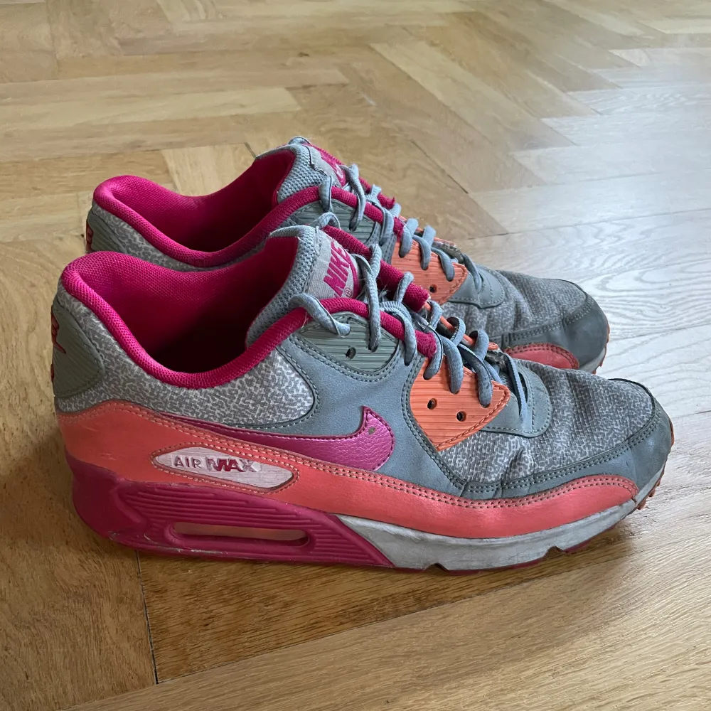 Ett par sällsynta Nike AIR MAX som inte är så flitigt använda, fint skick men lite smuts på den vita delen av sulan🩵. Skor.