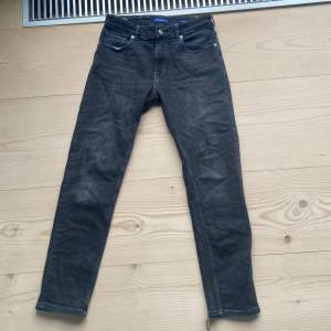 Baggy svarta jeans från scotch & soda Amsterdam. Storlek 14år kille. För 200kr