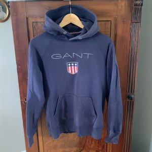 GANT hoodie - Marinblå hoodie från hand med stort tryck på bröstet.