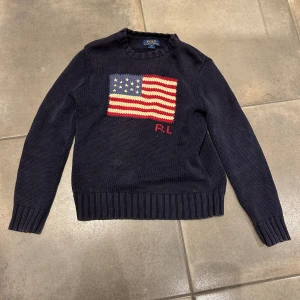 Ralph lauren flag tröja - Fett snyg Ralph lauren tröja med nypris på 5000kr som jag säljer för endast 950kr! Skicket är super och priset kan diskuteras vid snabb affär!🤝 tröjan passar 10-12 åringar.