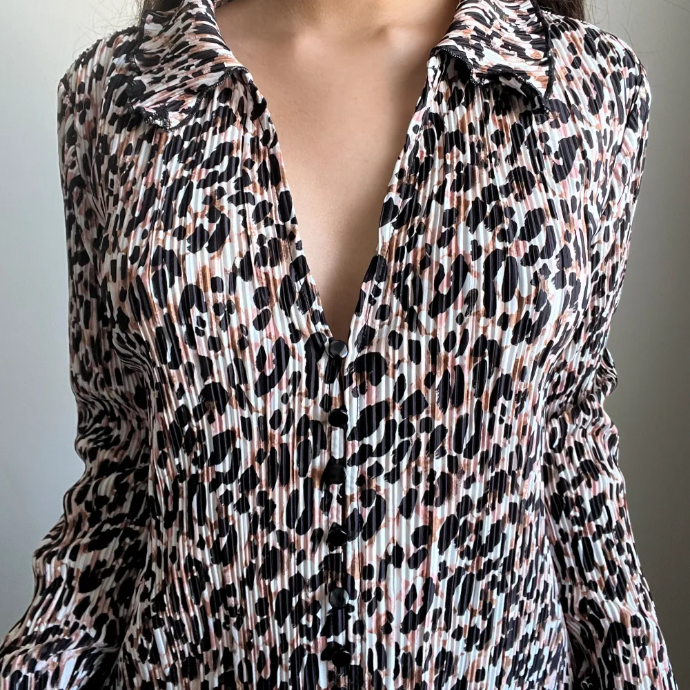 Så snygg skjorta i leopard!! Super fin att styla med en väst. Använd ca 3 gånger så den är som ny.  Från monki i storlek XS. Men lite större med långa volangarmar!!. Blusar.