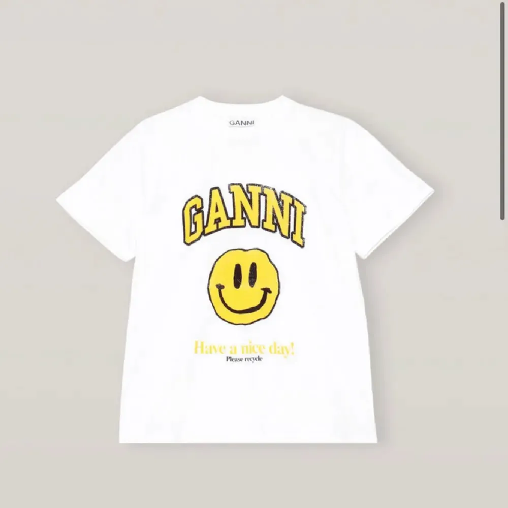 Vit Ganni T-shirt med gul smile. Använd va 5 gånger.❤️Är i storlek M men är ganska liten i storleken.. T-shirts.