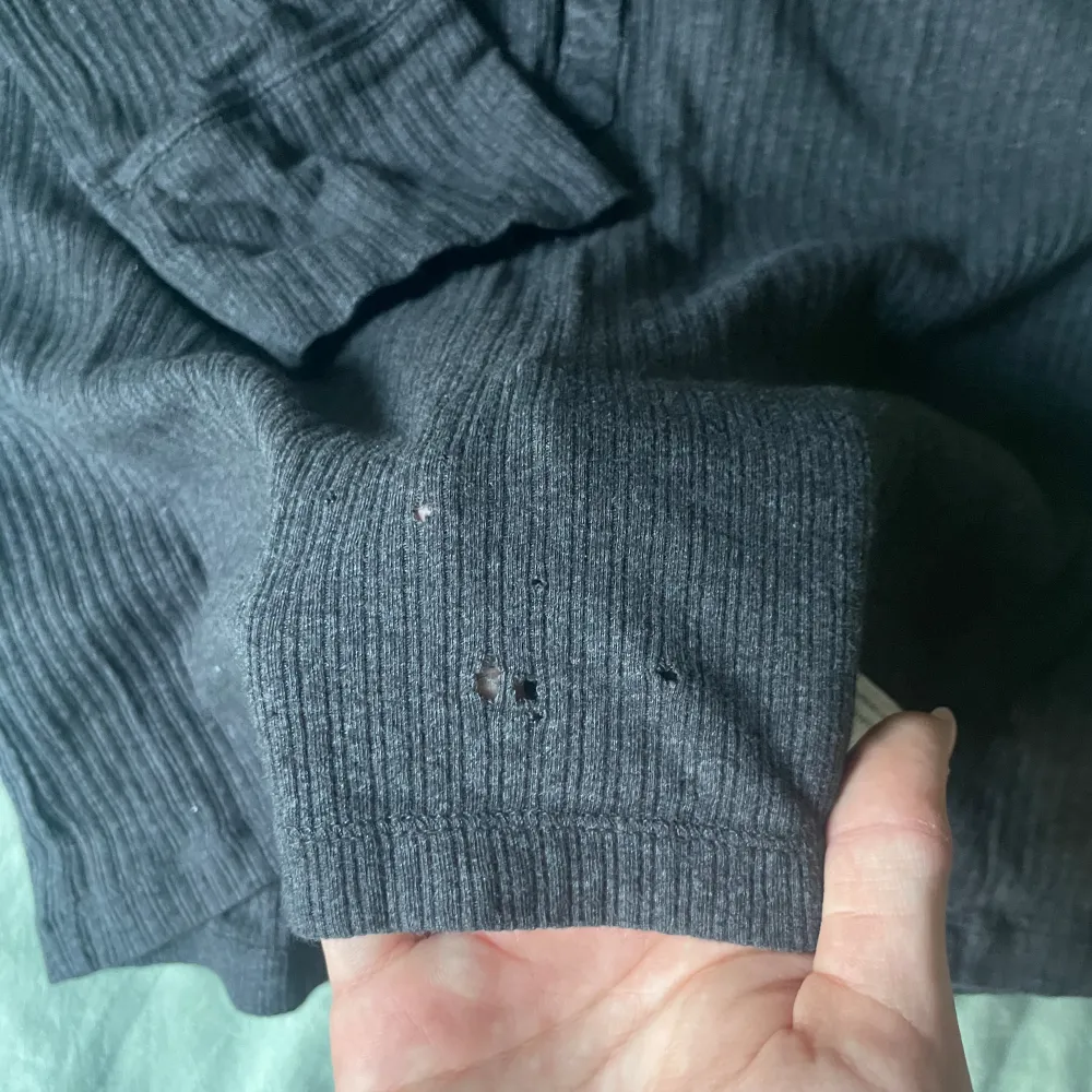 en fin tröja från odd molly. har ett par lilla hål (se sista bilden) men annars i nyskick. säljer pga storleken. tror hålorna kan man fixa med symaskin. . Toppar.