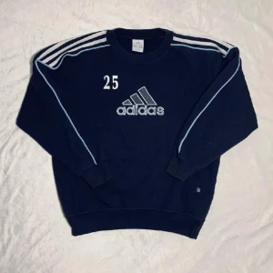 Vintage Adidas tröja - Säljer nu min tvär feta vintage adidas 90s tröja med retrolook, mycket fint skick, pris kan diskuteras, hör av dig vid några funderingar😃
