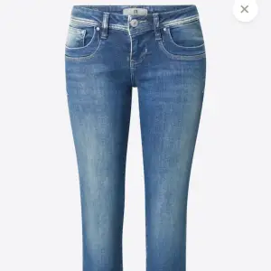 Säljer dessa mångmiljardbelopp bootcut jeans då de är för stora. De är sparsamt använda och i bra skick.