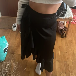 Långkjol  - Långkjol i satin, den är onesize så denna funkar alla storlekar då man justerar med snören i midjan. 