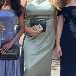 Super fin val klänning - Jätte fin balklänning , andvönd 1 gång ! Den har en lite liten nästan osynlig fläck vid bröstet fanns man ser inte ens att den finns . 