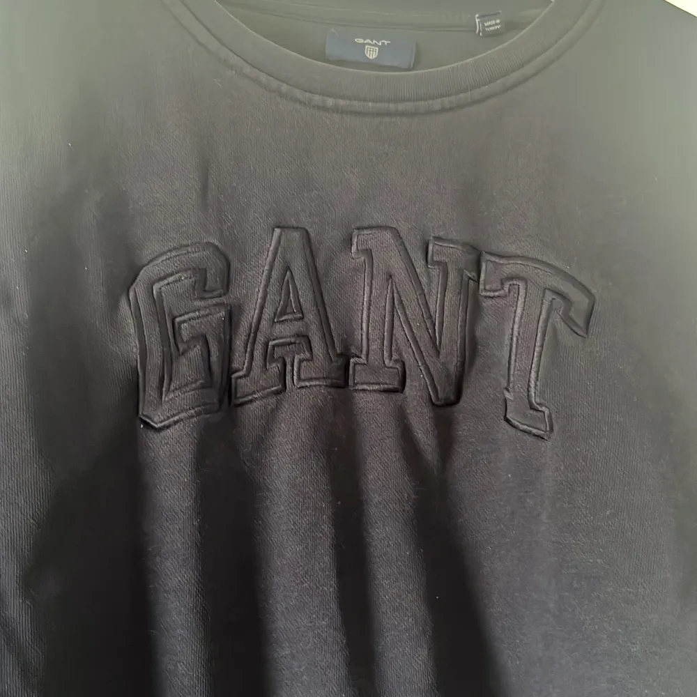 Marinblå Gant tröja i storlek M, använd men är i bra skick. . Hoodies.
