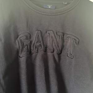 Marinblå Gant tröja i storlek M, använd men är i bra skick. 