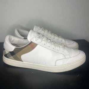 Burburry skor - Cond: 8/10 Size: 43,5 Ny pris: 5.500:- Inget og! 