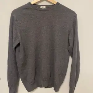 En mörkgrå merino tröja från Jens Dahlström storlek S passar även XS. Ett litet hål vänster bröst men annars inga defekter. Skriv om funderingar!!!