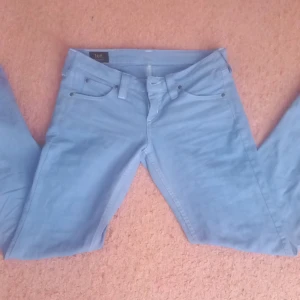 JEANS 😍 - Ɓlåa lågmidjade bootcut jeans🫶 Med mörkbåa fläckar