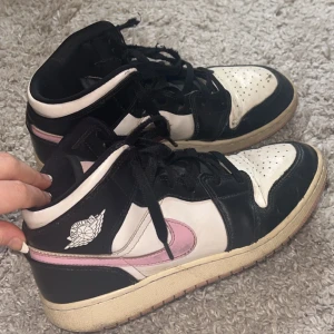 Air Jordans 1  - Säljer mina air Jordans 1 då dom ej kommer till användning. Dom är lite creesade och smutsiga men smutset går säkert att få bort! (Tvättar dom såklart innan jag postar dem och skickar bild på hur det ser ut)☺️ storlek 39