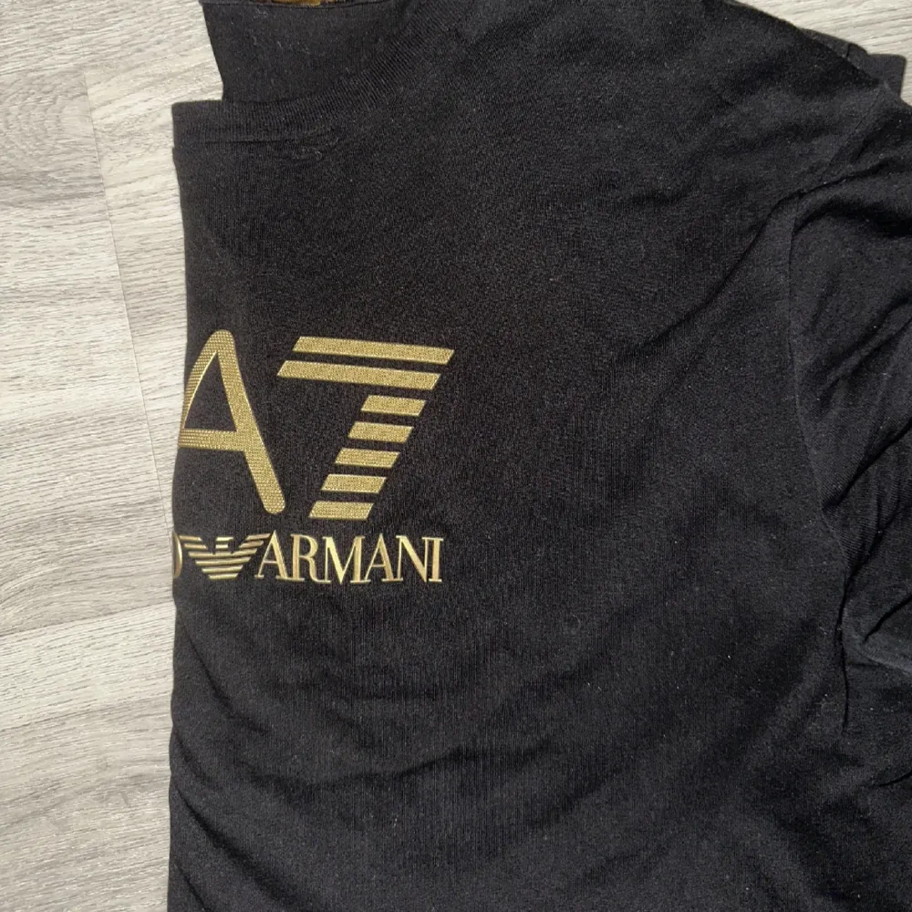 Helt ny och oanvänd T-Shirt från Armani i storlek M men funkar dessutom i S. T-shirts.