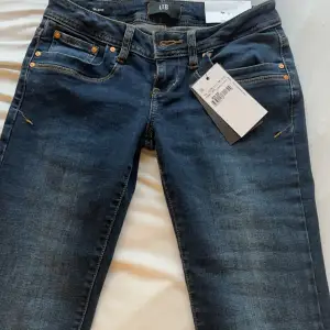Säljer ett par helt nya LTB jeans i färgen blå denim, modell Valerie & storlek 25/32. Oanvända, säljer pga tyvärr för korta i längden!  Nypris 1139kr säljer för 900kr Skriv för frågor eller fler bilder 💙💙💙 