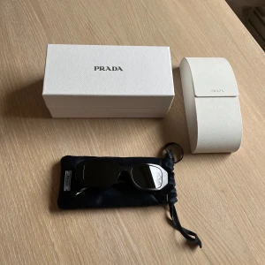 Prada solglasögon  - Jag säljer mina Prada solglasögon som är sparsamt använda. Inköpa 2023 på MisterSpex. Dem är svarta med silver detaljer. Kontakta mig vid övriga frågor!