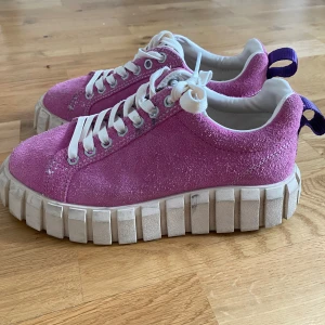Eytys Odessa - Säljer mina Eytys Odessa i en väldigt fin rosa färg. Använts 10-20ggr totalt. Fint skick, men tyvärr har ena skosnöret blivit lite skadat (se bild 5). 