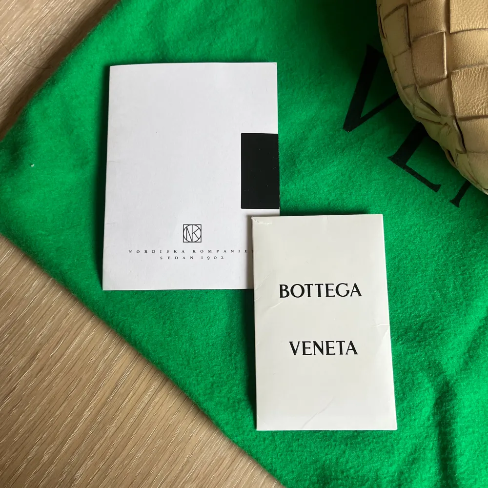 Jag säljer min fina Bottega teen jodie väska. Den är inköpt på NK i Göteborg. Väskan har varit sparsamt använd. Jag vill gärna ha seriösa bud, så inga skambud. Om det finns övriga frågor är det bara att kontakta mig!. Väskor.