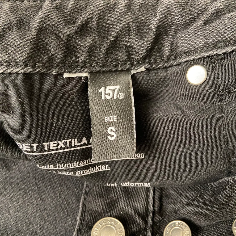 Svarta lågmidjade jeans ”Icon” från Lager 157. Endast provade 🥰. Jeans & Byxor.