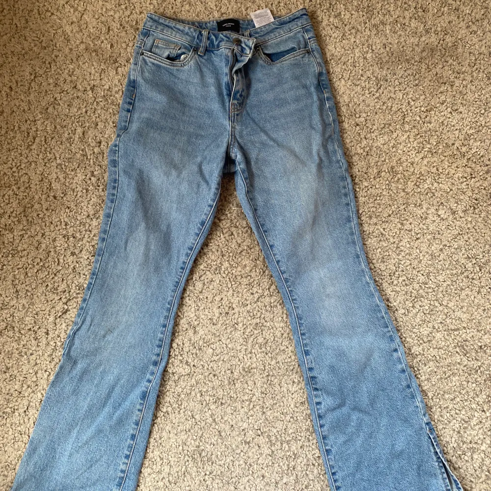 Flared vero Moda jeans med slits ner till, sparsamt använda- jättefint skick!. Jeans & Byxor.