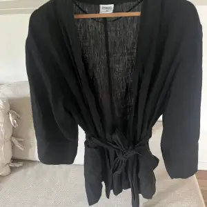 Hej! Säljer en jätte snygg och användbar svart linne kimono. Stl S, den är vädligt lös i passformen med en snyggt skärp till.